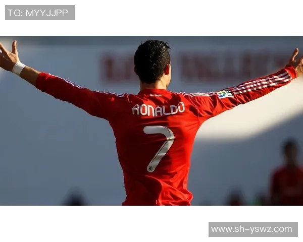 足球明星高清横屏照片展现球场魅力与风采的完美瞬间